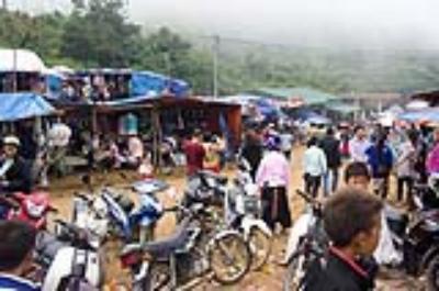 Đi chợ Lào ở cửa khẩu Lóng Sập